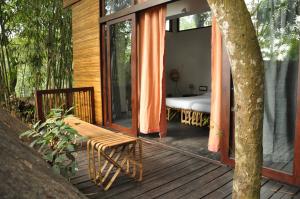 Balkón nebo terasa v ubytování Uravu Bamboo Grove Resort