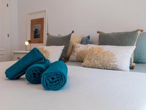 Postel nebo postele na pokoji v ubytování Suitur Milenium apartamento Marbella playa Venus