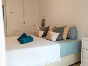 Postel nebo postele na pokoji v ubytování Suitur Milenium apartamento Marbella playa Venus