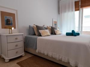 Postel nebo postele na pokoji v ubytování Suitur Milenium apartamento Marbella playa Venus