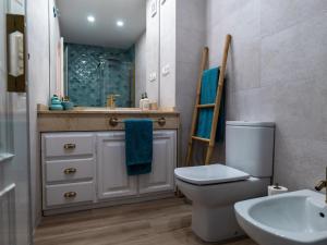 Koupelna v ubytování Suitur Milenium apartamento Marbella playa Venus