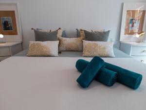 Postel nebo postele na pokoji v ubytování Suitur Milenium apartamento Marbella playa Venus