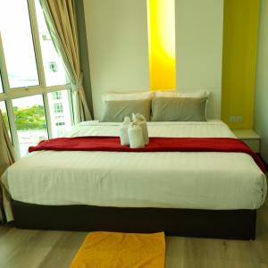 1 dormitorio con 1 cama grande y 2 toallas. en Penang Studio Suite in Georgetown en George Town