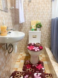 y baño con aseo y lavamanos. en Lurelin Village Apartments, en Accra