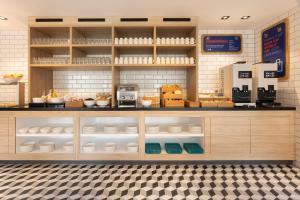 una cucina con bancone e piatti bianchi esposti di Holiday Inn Express & Suites - Deventer, an IHG Hotel a Deventer