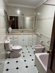 ein Badezimmer mit einem WC, einem Waschbecken und einer Badewanne in der Unterkunft Casa La Fábrica in Algodonales