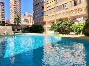 duży basen w mieście z wysokimi budynkami w obiekcie Lepanto Pool and Fun w mieście Benidorm
