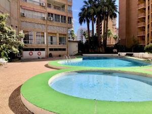 duży basen w środku miasta w obiekcie Lepanto Pool and Fun w mieście Benidorm