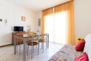 een woonkamer met een tafel en een eetkamer bij Ca' Mira Apartments in Caorle
