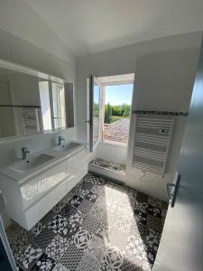La salle de bains est pourvue d'un lavabo et d'un miroir. dans l'établissement Coutras : Appartement plein centre vue rivière, à Coutras