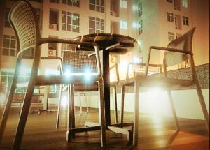 un grupo de sillas y una mesa frente a un edificio en Penang Studio Suite in Georgetown en George Town