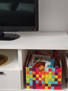 Televízia a/alebo spoločenská miestnosť v ubytovaní Family Cuenca + 9 fotografií