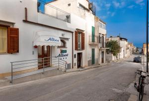 une rue vide dans une ville avec un bâtiment dans l'établissement Albert Rooms & Breakfast, à San Vito Lo Capo