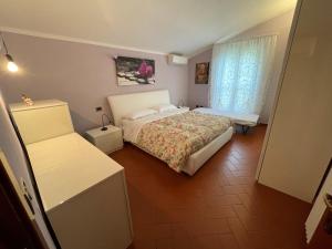 Habitación pequeña con cama y ventana en La Casa Di Emma, en Lucca