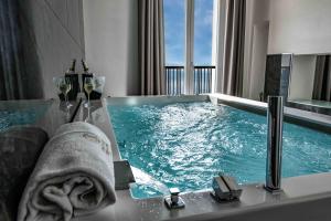 Bazén v ubytování GRAND HOTEL SERAPIDE nebo v jeho okolí
