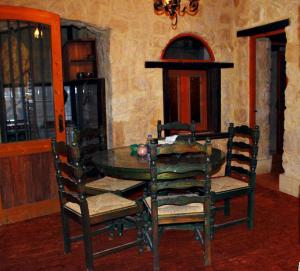 una mesa de comedor y sillas en una habitación en Tunis Lake View, en ‘Izbat an Nāmūs