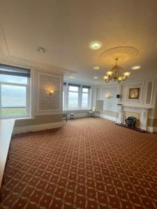 um quarto amplo com um lustre no tecto em The Clarendon Hotel em Morecambe