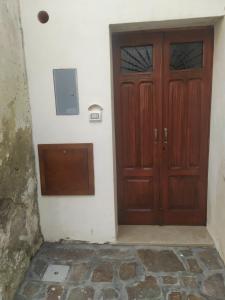 una puerta de madera en el lateral de un edificio en Il Pittore - Guest House, en Valsinni