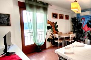 pokój ze stołem i drzwiami z oknem w obiekcie Apartamento en zona de ocio casco antiguo w Alicante