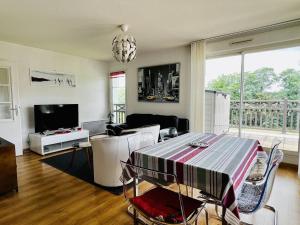 a living room with a table and a couch at Appartement T2 à Cambo-les-Bains, terrasse, parking, internet - FR-1-495-87 in Cambo-les-Bains