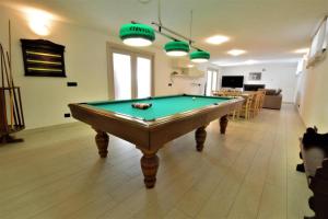 une salle de billard avec une table de billard à l'intérieur dans l'établissement La Sassaiola by Nicola Real Estate, à Corsanico-Bargecchia