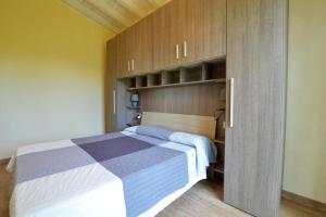 - une chambre avec un lit et des placards en bois dans l'établissement La Sassaiola by Nicola Real Estate, à Corsanico-Bargecchia 31 autres photos