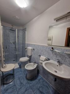 佛羅倫斯的住宿－B&B Relais Il Campanile，浴室配有2个盥洗盆、卫生间和淋浴。