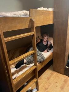 首爾的住宿－弘大茲浦旅館，一位女性躺在双层床上