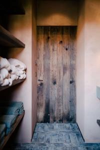 Cette chambre dispose d'une porte en bois. dans l'établissement The Shepherds Farm, à Heuvelland