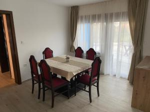 jadalnia ze stołem i czerwonymi krzesłami w obiekcie VILLA 1378 ERDUT w mieście Erdut