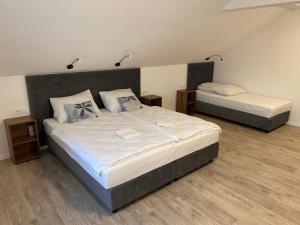 sypialnia z 2 łóżkami i 2 szafkami nocnymi w obiekcie VILLA 1378 ERDUT w mieście Erdut