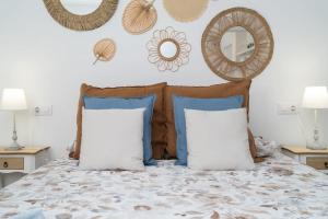 A bed or beds in a room at El Ático de Coronada
