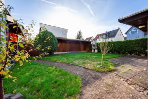 a house with a yard with a grass yard at Work & Stay House with Garden in Hanau in Hanau am Main