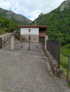 une porte en face d'un bâtiment sur une montagne dans l'établissement CASA TABLADO HELENA, à Belmonte de Miranda