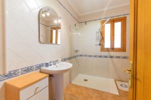Un baño blanco con lavabo y ducha. en Villa Can Llinàs, en Sencelles 30 fotos más
