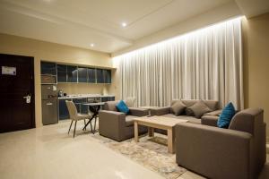 sala de estar con sofá y mesa en Granada Palace Inn en Riad