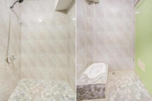2 fotos de una ducha con aseo en el baño en Terrace House, en Tjidantung