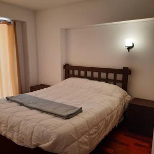 En eller flere senge i et værelse på Waraqu Wasi Hermoso y acogedor departamento,zona residencial