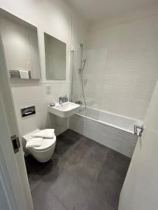 a bathroom with a toilet and a sink and a shower at Luxury 1-Bed Town Centre Platform South Stevenage in Stevenage