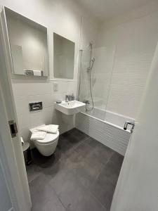 a bathroom with a toilet and a sink and a shower at Luxury 1-Bed Town Centre Platform South Stevenage in Stevenage