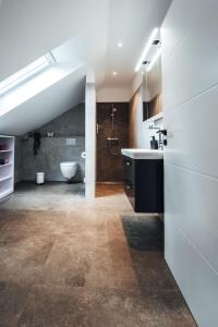 a bathroom with a sink and a bath tub at Ferienwohnungen Am Heidegarten in Schneverdingen