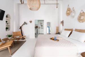 Кровать или кровати в номере Love suite mykonos town