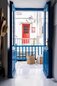 niebieskie drzwi prowadzące do czerwonych drzwi w obiekcie Love suite mykonos town w mieście Mykonos