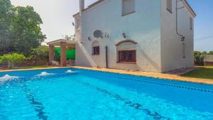 Bazén v ubytovaní Villa Fructus Vejer de la Frontera - El Palmar by Ruralidays alebo v jeho blízkosti