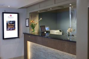 una oficina con recepción con espejo en Best Western Premier EMA Yew Lodge Hotel en Castle Donington