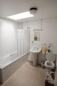 a bathroom with a toilet and a sink at Welsh holiday home sleeps 5 close to beaches & mountains in Nantlle