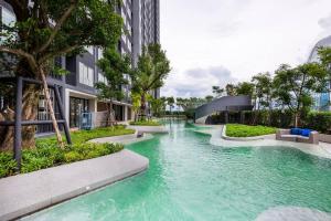 NEW-Luxury 1BR Apartment Riverview-Netflix-MRT Sleeping couch tesisinde veya buraya yakın yüzme havuzu