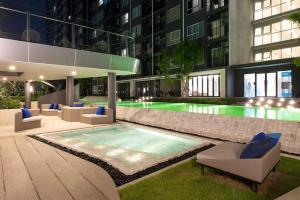 una piscina in un edificio con di NEW-Luxury 1BR Apartment Riverview-Netflix-MRT Sleeping couch a Ban Bang Phlat