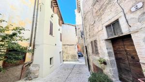 Fotografia z galérie ubytovania Spoleto storico spacious city house - car unnecessary - wifi - sleeps 10 v destinácii Spoleto