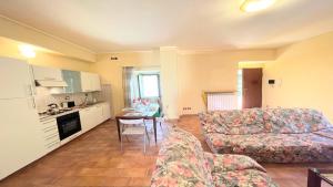 Fotografia z galérie ubytovania Spoleto storico spacious city house - car unnecessary - wifi - sleeps 10 v destinácii Spoleto